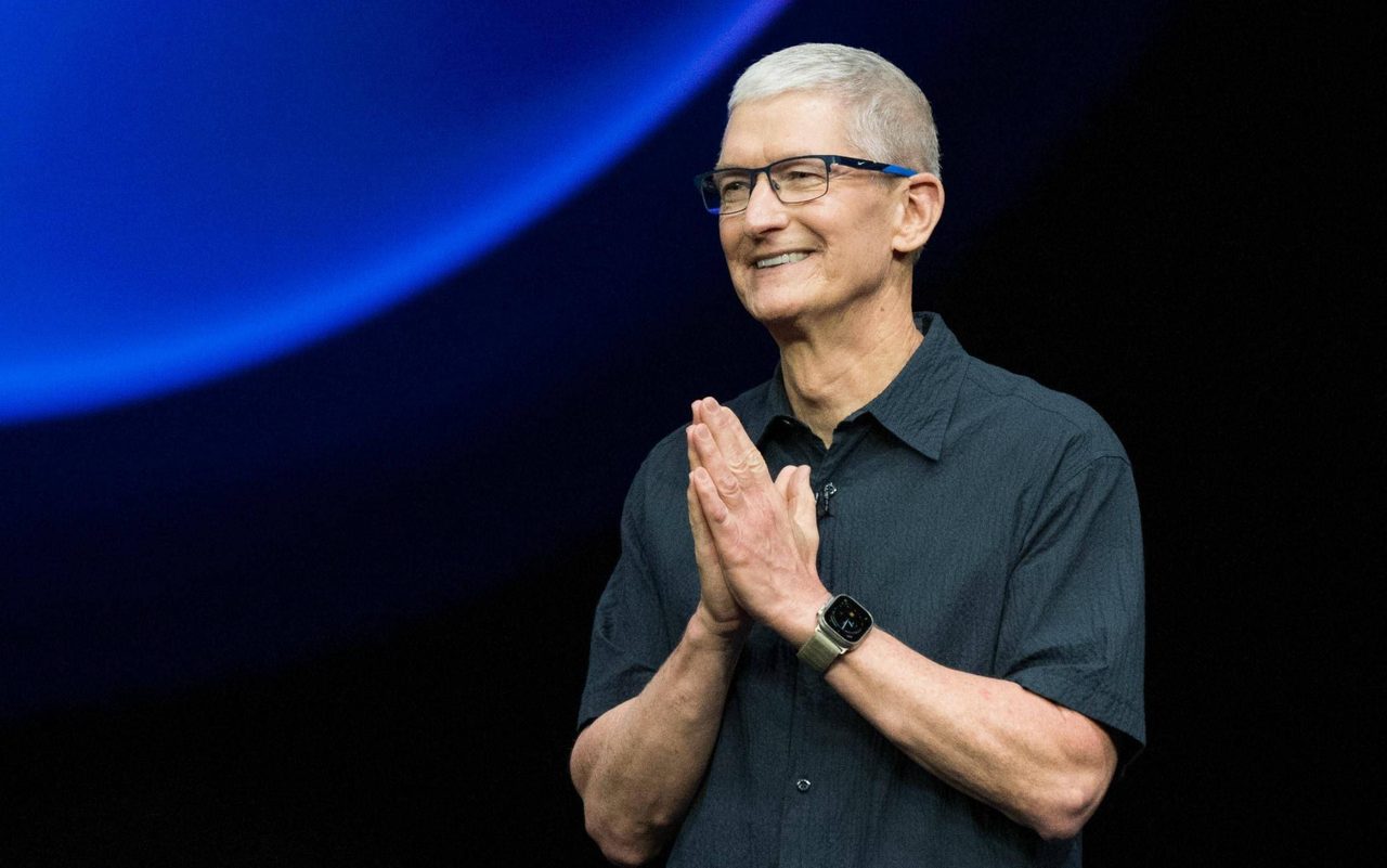 早报|对话库克:Apple Watch要做「个人守护者」/华为折叠屏出货量突破2000万台/DeepSeek拟入局具身智能