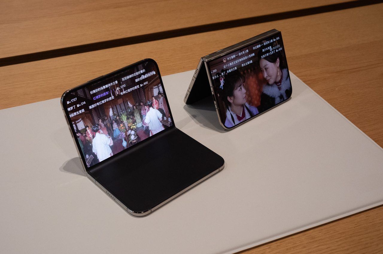 我用 iPhone Duo 刷小红书、淘宝、飞书,发现作用不只是装「阔」